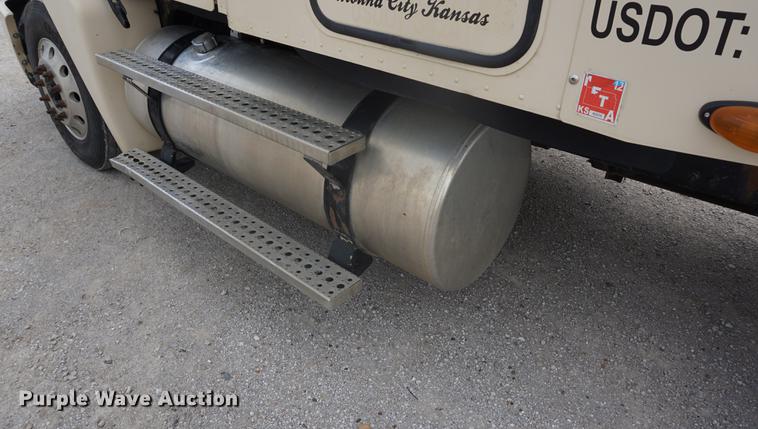 image for item DD6416 2005 Freightliner Columbia semi truck