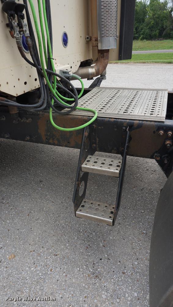 image for item DD6416 2005 Freightliner Columbia semi truck