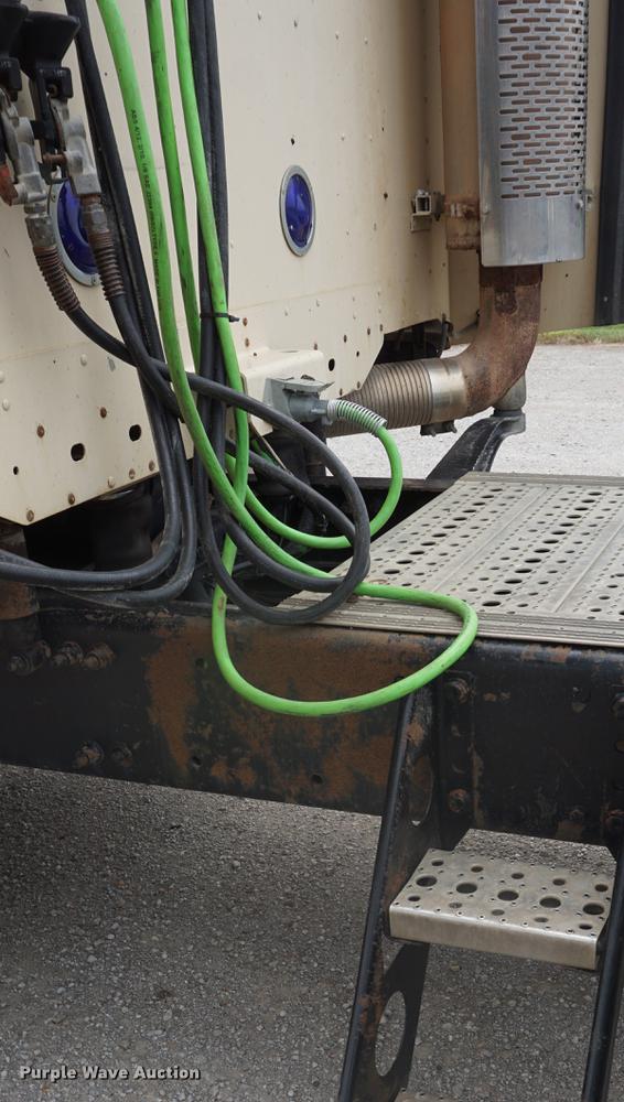 image for item DD6416 2005 Freightliner Columbia semi truck