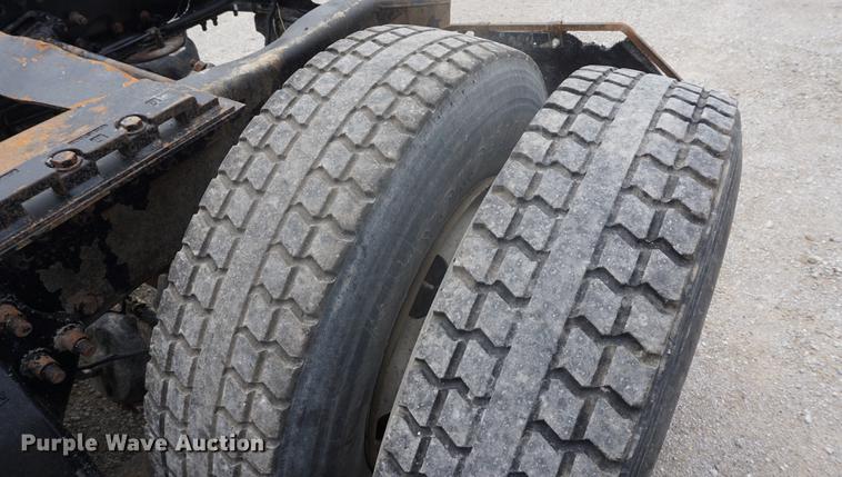 image for item DD6416 2005 Freightliner Columbia semi truck