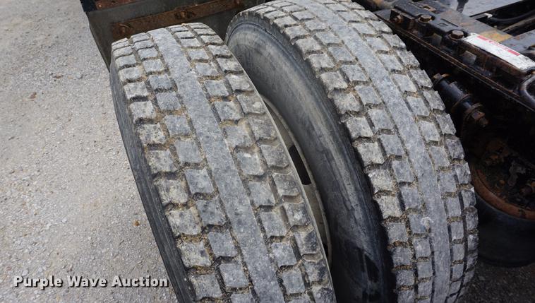 image for item DD6416 2005 Freightliner Columbia semi truck