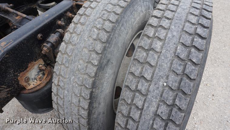 image for item DD6416 2005 Freightliner Columbia semi truck