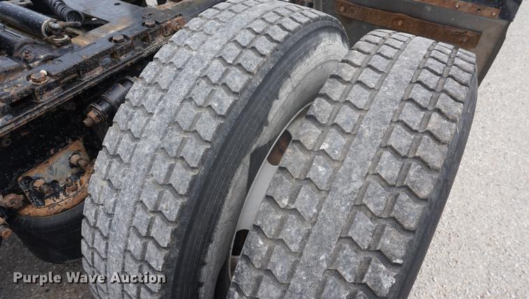 image for item DD6416 2005 Freightliner Columbia semi truck