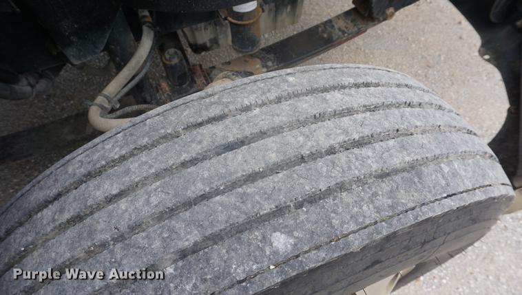 image for item DD6416 2005 Freightliner Columbia semi truck