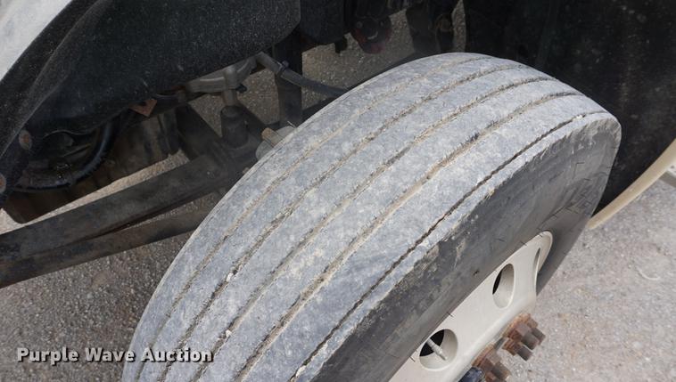 image for item DD6416 2005 Freightliner Columbia semi truck