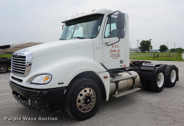 image for item DD6417 2006 Freightliner Columbia semi truck