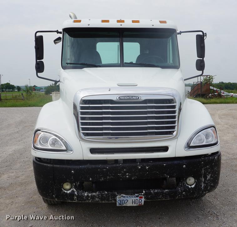 image for item DD6417 2006 Freightliner Columbia semi truck