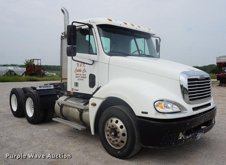 image for item DD6417 2006 Freightliner Columbia semi truck