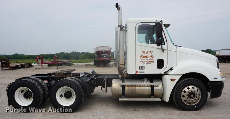 image for item DD6417 2006 Freightliner Columbia semi truck