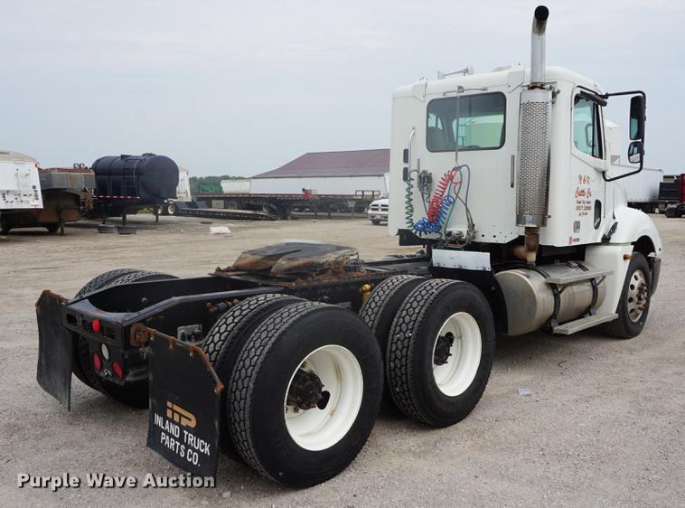 image for item DD6417 2006 Freightliner Columbia semi truck
