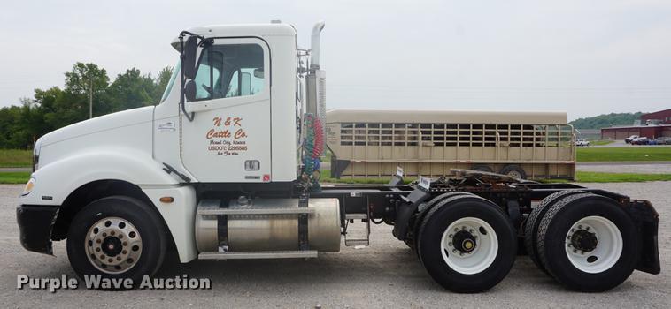 image for item DD6417 2006 Freightliner Columbia semi truck