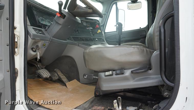 image for item DD6417 2006 Freightliner Columbia semi truck