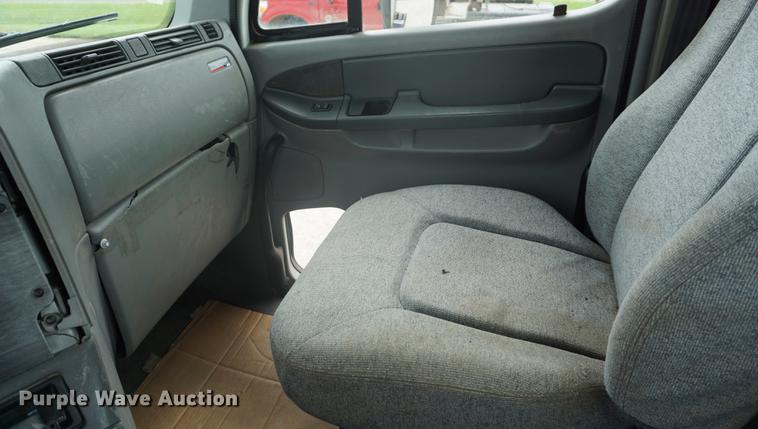 image for item DD6417 2006 Freightliner Columbia semi truck