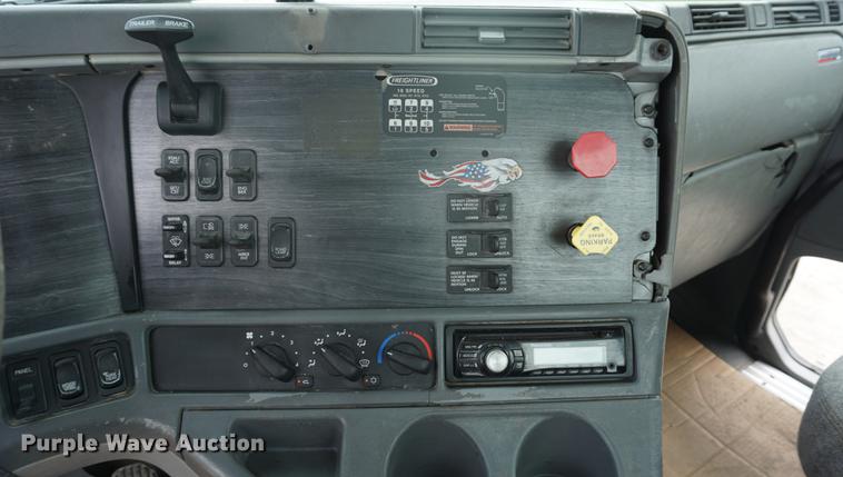 image for item DD6417 2006 Freightliner Columbia semi truck