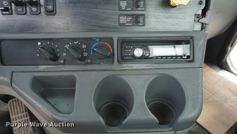 image for item DD6417 2006 Freightliner Columbia semi truck