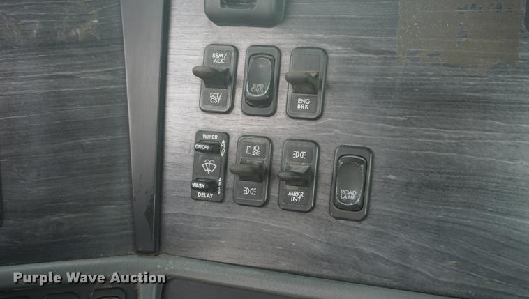 image for item DD6417 2006 Freightliner Columbia semi truck