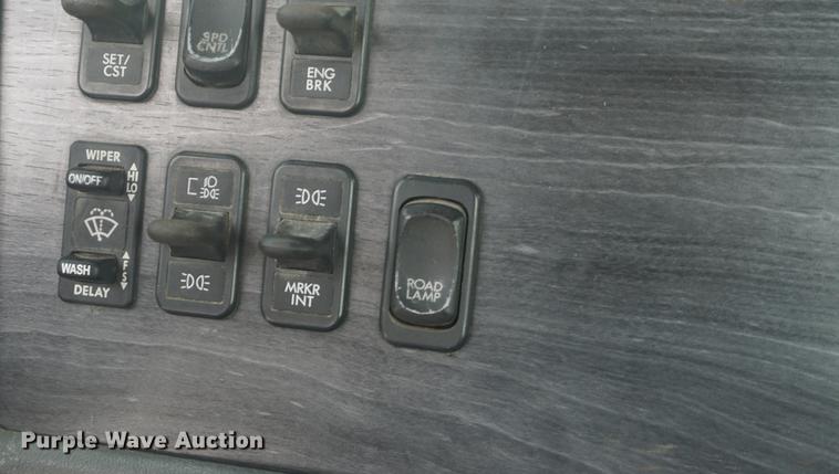 image for item DD6417 2006 Freightliner Columbia semi truck