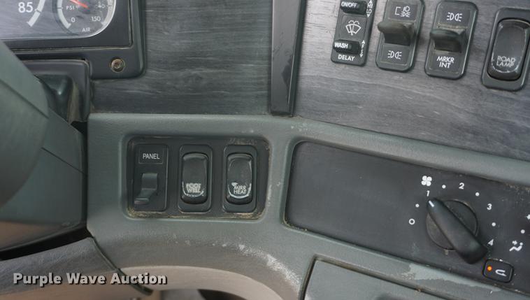 image for item DD6417 2006 Freightliner Columbia semi truck