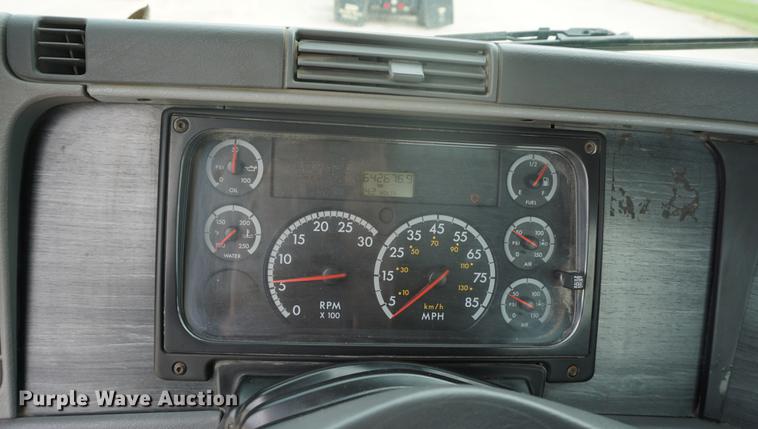 image for item DD6417 2006 Freightliner Columbia semi truck