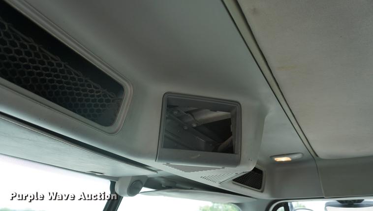 image for item DD6417 2006 Freightliner Columbia semi truck