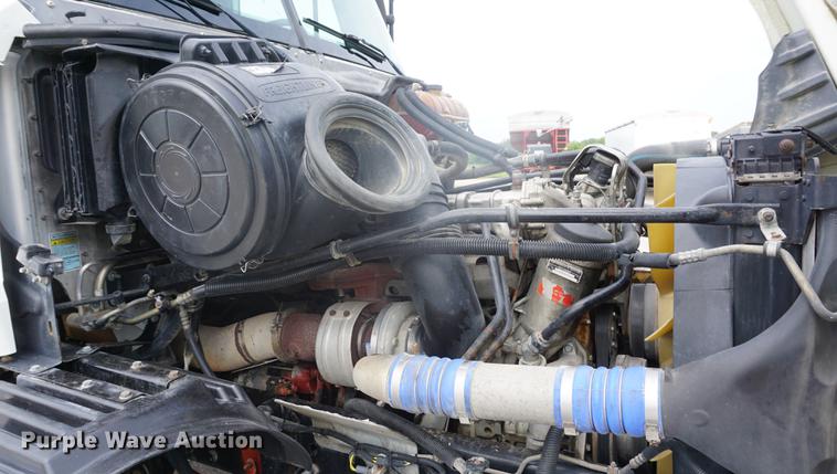 image for item DD6417 2006 Freightliner Columbia semi truck