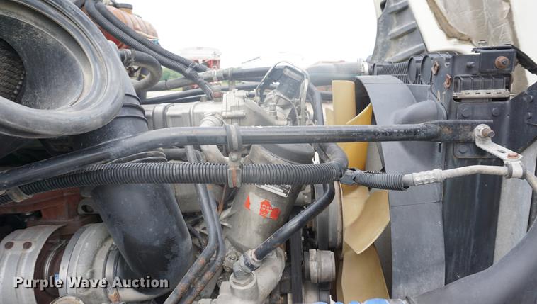 image for item DD6417 2006 Freightliner Columbia semi truck