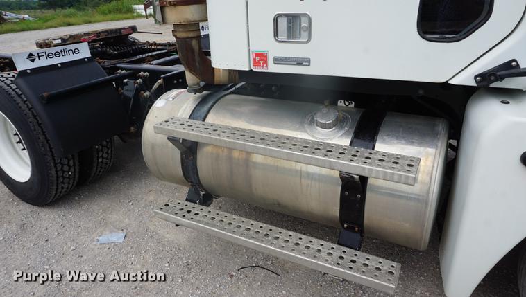 image for item DD6417 2006 Freightliner Columbia semi truck