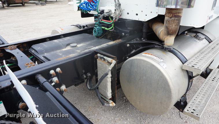 image for item DD6417 2006 Freightliner Columbia semi truck