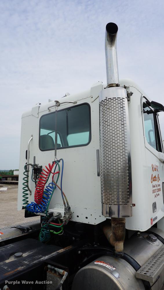 image for item DD6417 2006 Freightliner Columbia semi truck