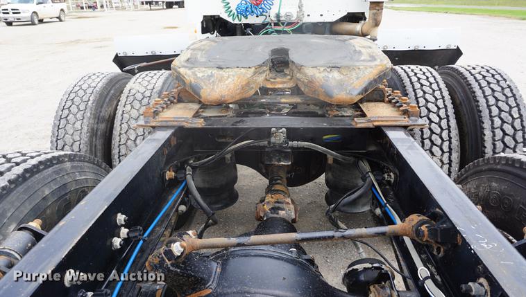 image for item DD6417 2006 Freightliner Columbia semi truck