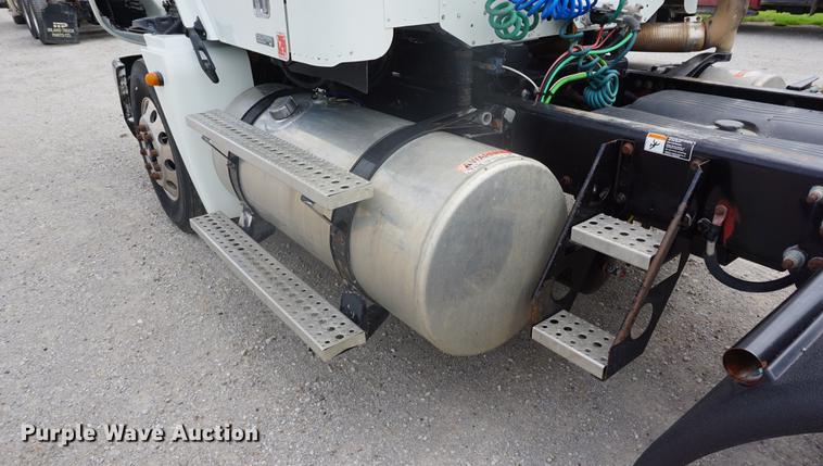 image for item DD6417 2006 Freightliner Columbia semi truck