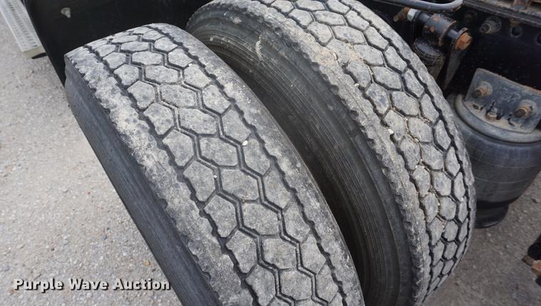 image for item DD6417 2006 Freightliner Columbia semi truck