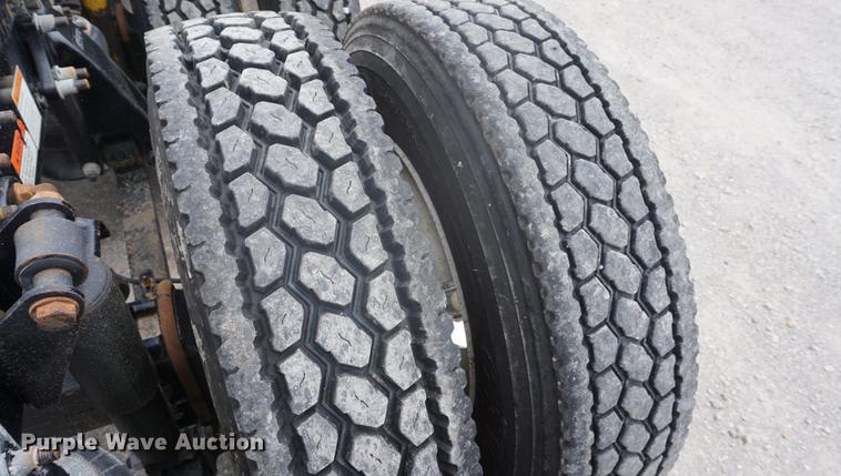 image for item DD6417 2006 Freightliner Columbia semi truck