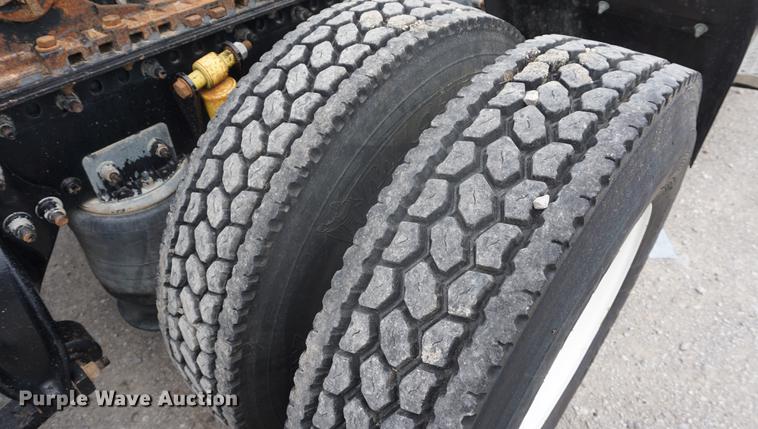 image for item DD6417 2006 Freightliner Columbia semi truck