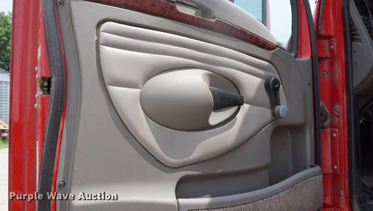 image for item DD6418 2000 Kenworth T2000 semi truck