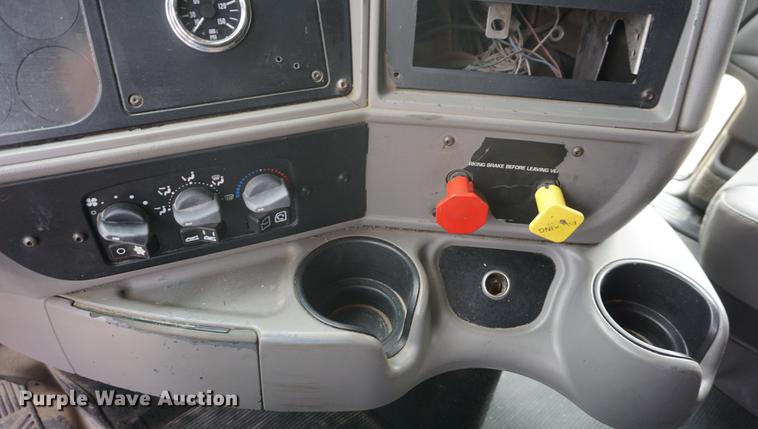 image for item DD6418 2000 Kenworth T2000 semi truck