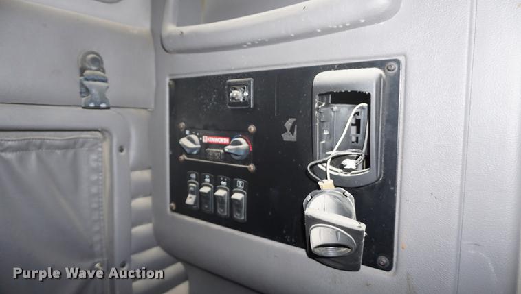 image for item DD6418 2000 Kenworth T2000 semi truck