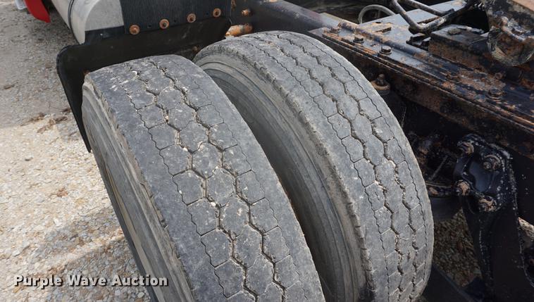 image for item DD6418 2000 Kenworth T2000 semi truck