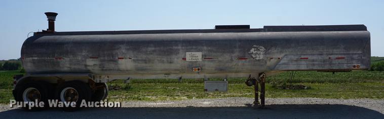 image for item DD7876 1964 Moser tank trailer