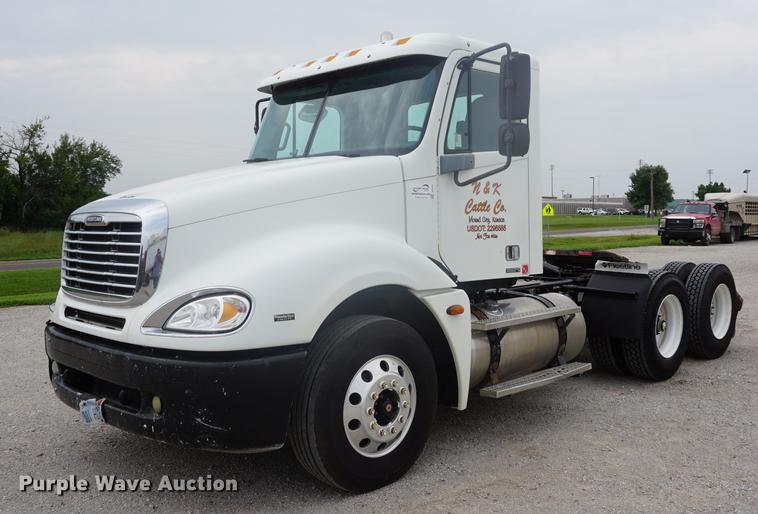image for item DD7915 2006 Freightliner Columbia semi truck