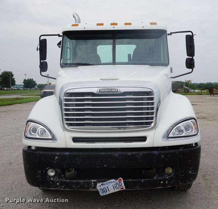 image for item DD7915 2006 Freightliner Columbia semi truck