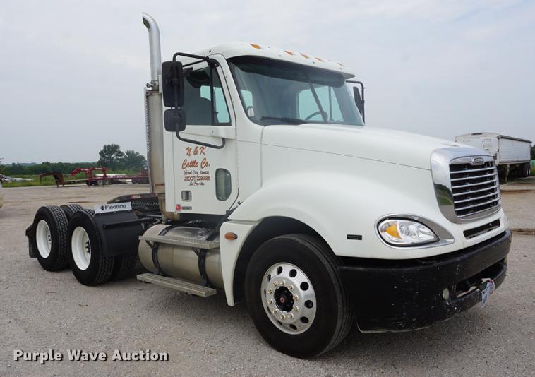 image for item DD7915 2006 Freightliner Columbia semi truck