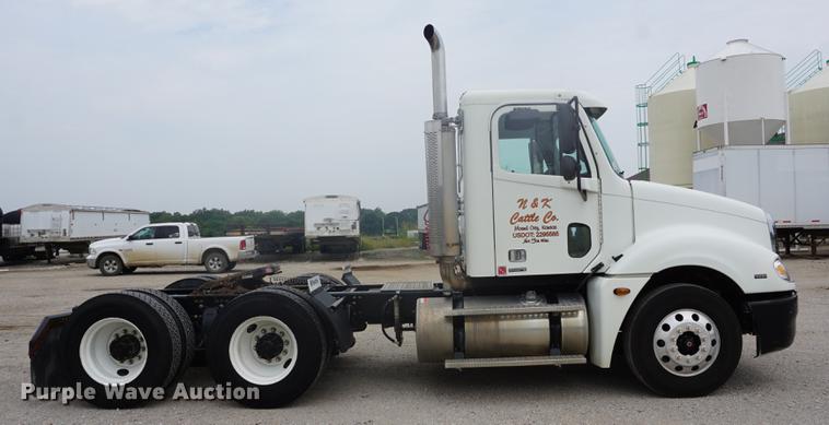 image for item DD7915 2006 Freightliner Columbia semi truck
