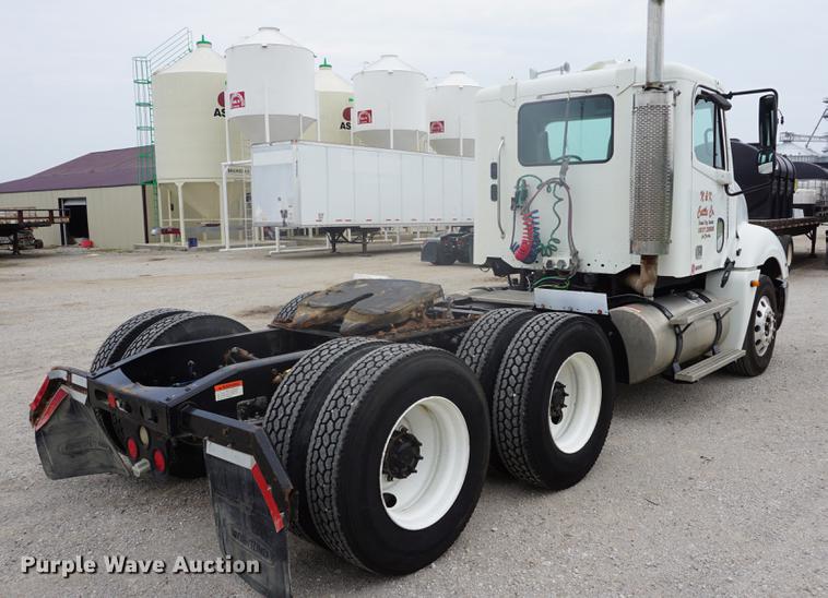 image for item DD7915 2006 Freightliner Columbia semi truck