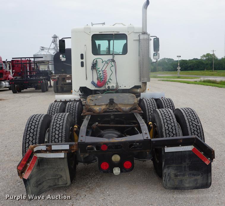 image for item DD7915 2006 Freightliner Columbia semi truck