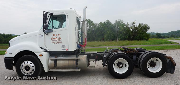 image for item DD7915 2006 Freightliner Columbia semi truck