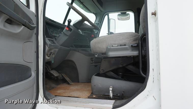 image for item DD7915 2006 Freightliner Columbia semi truck