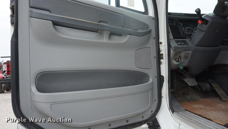 image for item DD7915 2006 Freightliner Columbia semi truck