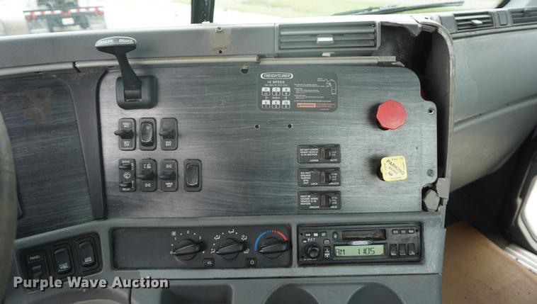 image for item DD7915 2006 Freightliner Columbia semi truck