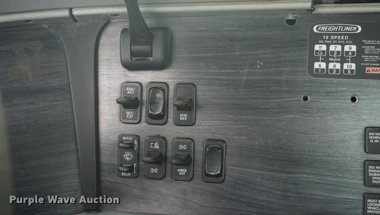 image for item DD7915 2006 Freightliner Columbia semi truck